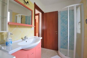 Een douche, een haardroger, een bidet, handdoeken