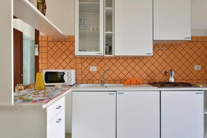 Kühlschrank, Mikrowelle, Herdplatte, Wasserkocher mit Kaffee-/Teezubehör