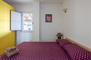 1 habitación, tabla de planchar con plancha, cuna de viaje y wifi 