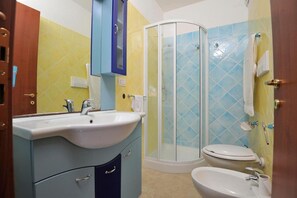 Douche, sèche-cheveux, bidet, serviettes fournies
