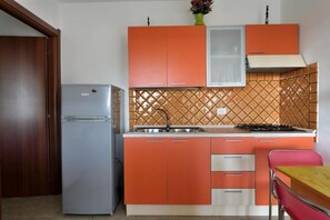 Refrigerador, microondas, parrilla de estufa y cafetera y tetera 