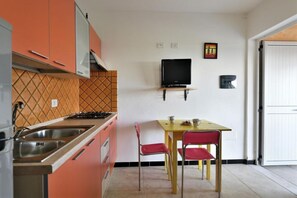 Refrigerador, microondas, parrilla de estufa y cafetera y tetera