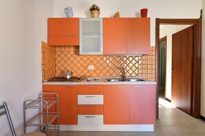 Kühlschrank, Mikrowelle, Herdplatte, Geschirrspüler