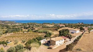 Un village côtier avec des maisons et une vue sur la mer.