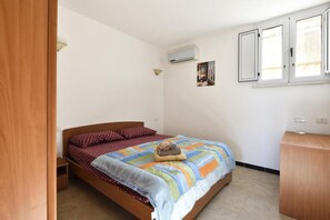 1 slaapkamer, een strijkplank/strijkijzer, wifi, beddengoed