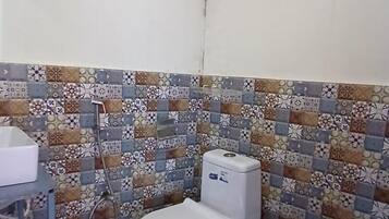 Studiosuite – deluxe, sjøutsikt | Bad | Dusj, håndklær, såpe og sjampo