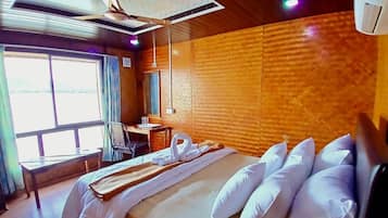 Deluxe Studio Suite, Sea View | Free WiFi