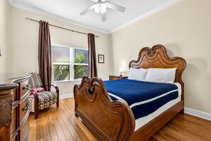 5 chambres, bureau, fer et planche à repasser, lit parapluie