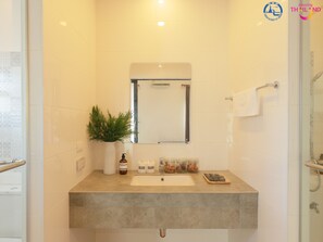 Phòng Cao cấp, sân hiên, quang cảnh hồ bơi | Phòng tắm | Buồng tắm vòi sen, máy sấy tóc, áo choàng tắm, dép đi trong nhà 