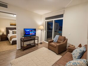 Suite, 1 soverom, balkong | Oppholdsområde | En 50-tommers smart-TV med digitale kanaler samt Netflix