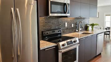 Studio Suite | Private kitchen | Fridge, microwave, oven, stovetop