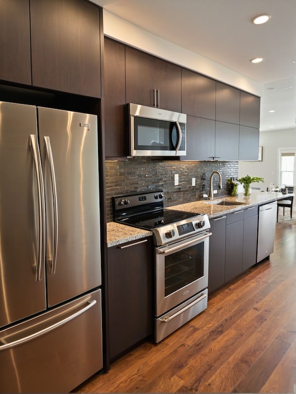 Studio Suite | Private kitchen | Fridge, microwave, oven, stovetop