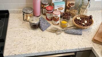 Un comptoir de cuisine avec divers aliments et un tiroir en dessous contenant des ustensiles.