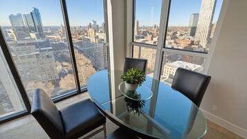 Deluxe Suite, 1 Bedroom | In-room dining