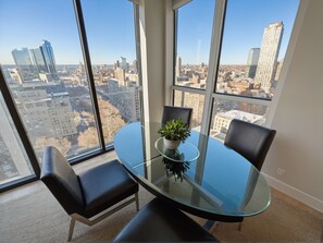 Suite – deluxe, 1 soverom | Spiseområde på rommet