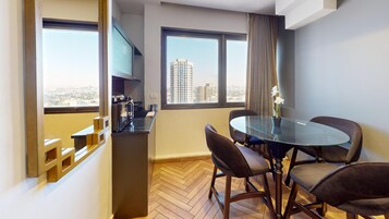 Suite estudio Deluxe, 1 cama de matrimonio grande con sofá cama, vistas a la ciudad | Wifi gratis y ropa de cama