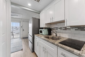 Fridge, coffee/tea maker, blender