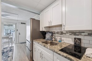 Refrigerador, cafetera/tetera, licuadora