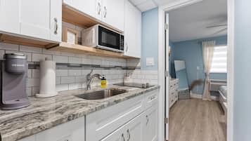 Refrigerador, cafetera y tetera y licuadora