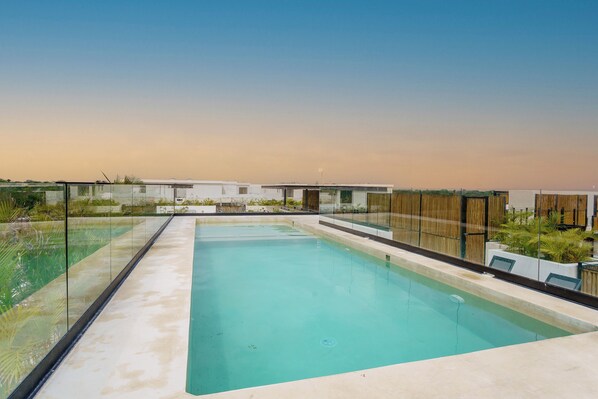 Una piscina al aire libre