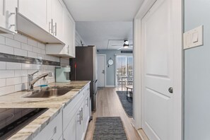 Kühlschrank, Wasserkocher mit Kaffee-/Teezubehör, Mixer