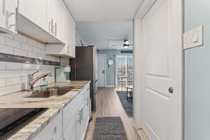 Réfrigérateur, cafetiÚre/bouilloire, blender