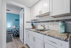 Fridge, coffee/tea maker, blender