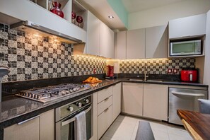 Kühlschrank, Mikrowelle, Ofen, Herdplatte