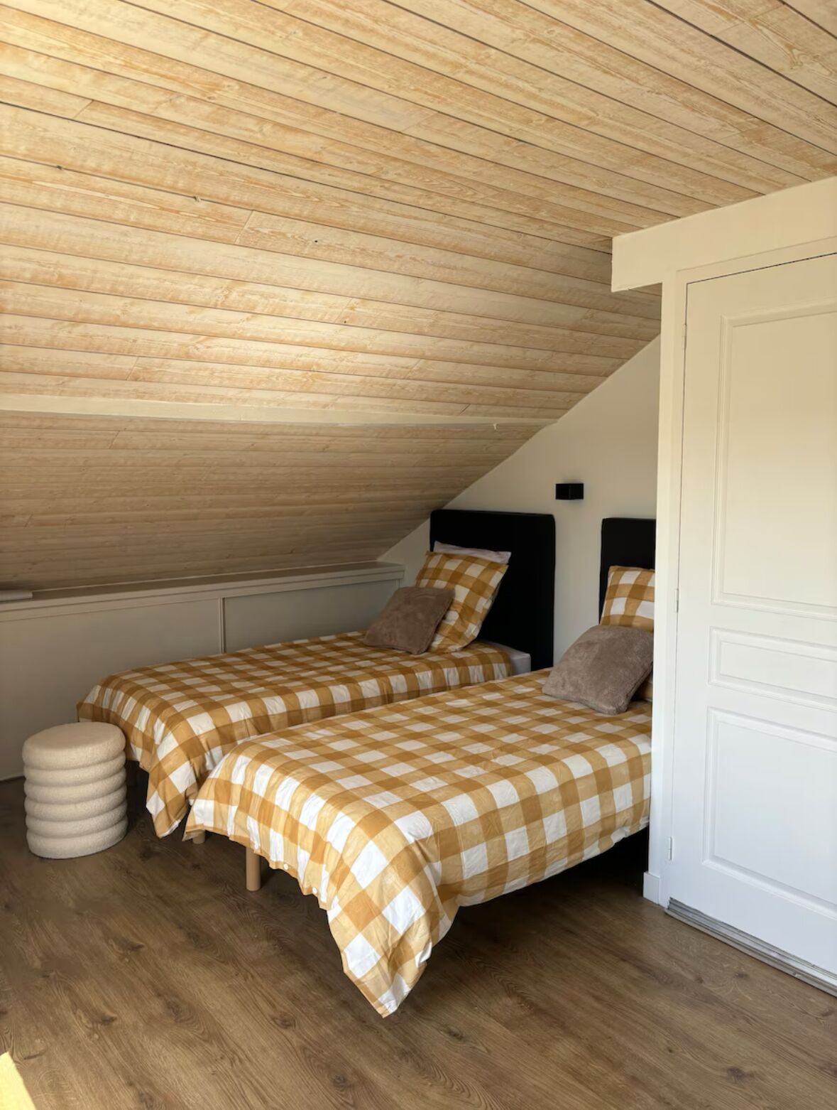 4 slaapkamers, een strijkplank/strijkijzer, wifi, beddengoed