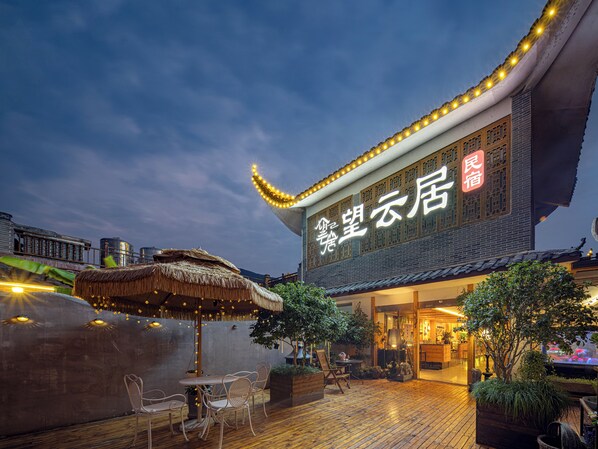 A traditional Chinese building with a sign that reads "Dream Home". - Wang Yun Residence Boutique Homestay (Zhangjiajie)