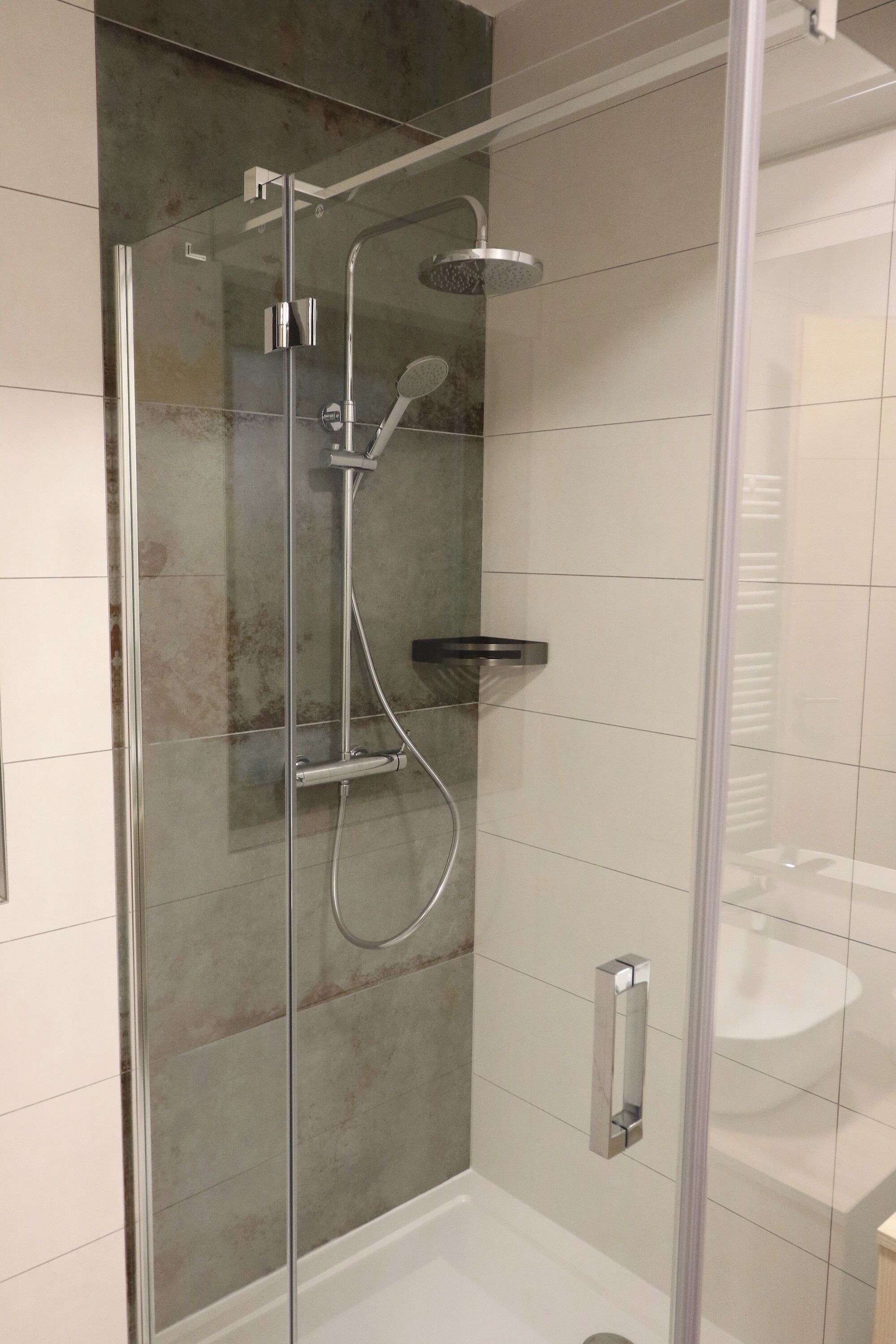 Hiustenkuivaaja, tohvelit, pyyhkeet, saippua