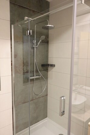 Pengering rambut, sandal, handuk, dan sabun