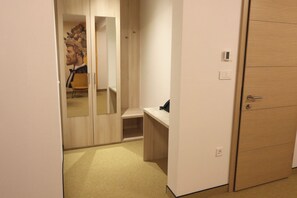 Desk, laptop workspace, soundproofing, free WiFi - VINOTEL BRZICA ALJMAŠ (Erdut)