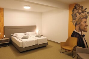 Meja kerja, ruang kerja ramah laptop, dan Wi-Fi gratis