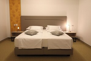 Meja kerja, ruang kerja ramah laptop, dan Wi-Fi gratis