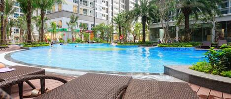 Una piscina al aire libre