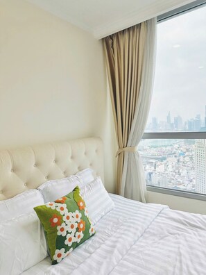 Premium bedding, desk, iron/ironing board, free WiFi - Vinhomes Central Park Landmark Apartment (Ho Chi Minh City)