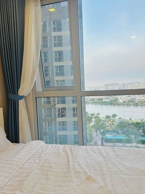 Premium bedding, desk, iron/ironing board, free WiFi - Vinhomes Central Park Landmark Apartment (Ho Chi Minh City)
