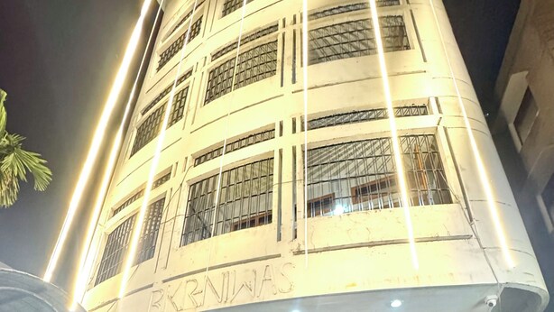Un edificio con un cartello che riporta "B.K.R. Guest House" e un segnale che indica una "Stazione di Raccolta".