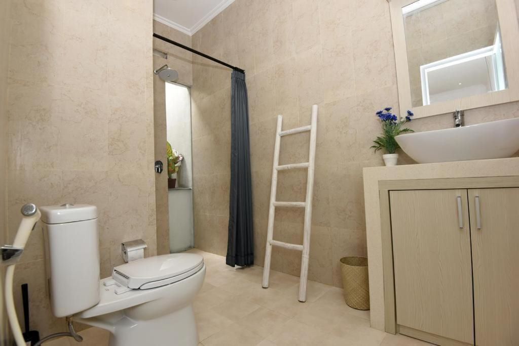 シャワー、ヘアドライヤー、ビデ、タオル