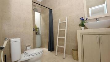 Dusche, Haartrockner, Bidet, Handtücher