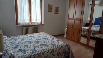 2 chambres, fer et planche Ă repasser, draps fournis