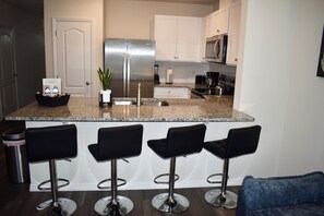 Microondas, horno, placa de cocina, lavavajillas