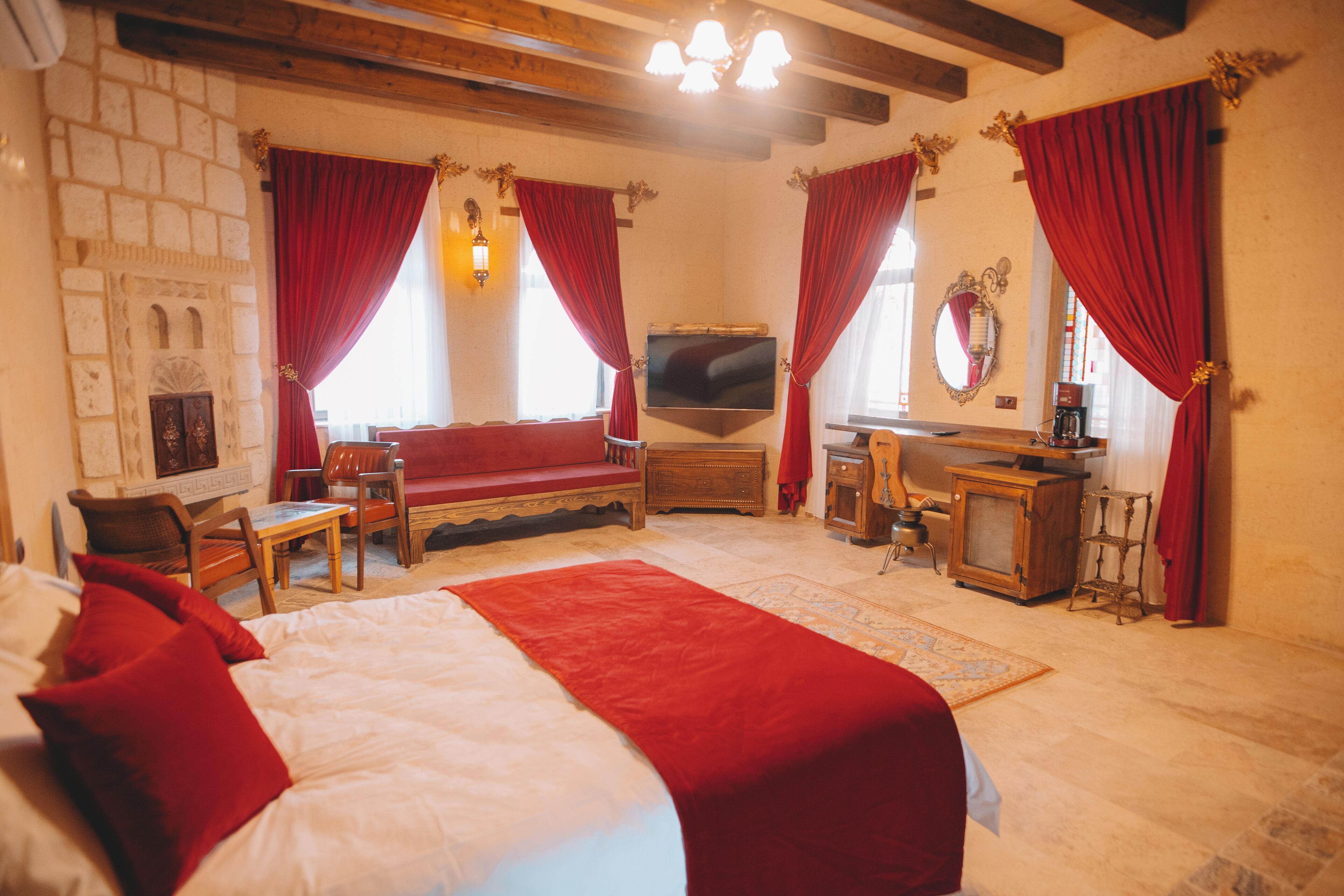 Royal Suite | In-room safe, soundproofing, iron/ironing board, free WiFi