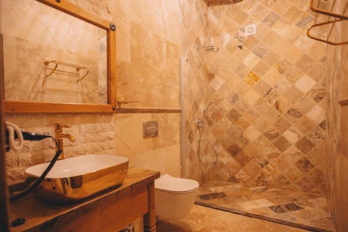 Bathroom | Separate tub and shower, jetted tub, rainfall showerhead