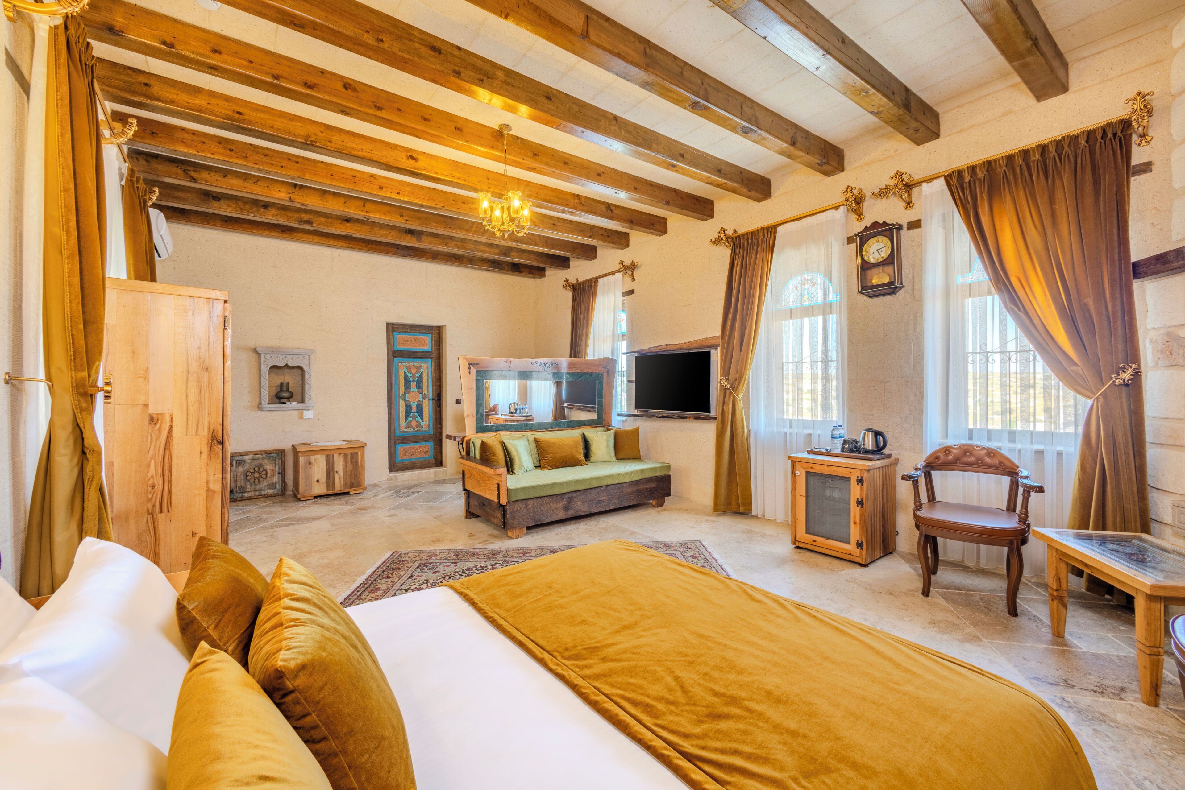 Deluxe Suite, 1 King Bed, Non Smoking, Fireplace | Premium bedding, minibar, in-room safe, blackout drapes