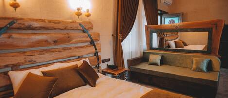 Deluxe Suite | In-room safe, soundproofing, iron/ironing board, free WiFi