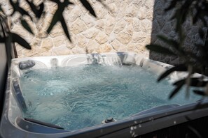 Bain à remous extérieur