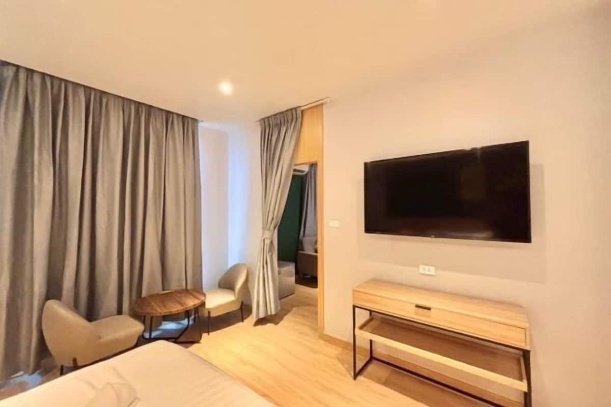1 habitación, escritorio y espacio para trabajar con laptop