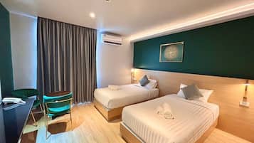 Deluxe Twin Room | 1 bedroom, desk, laptop workspace, blackout curtains
